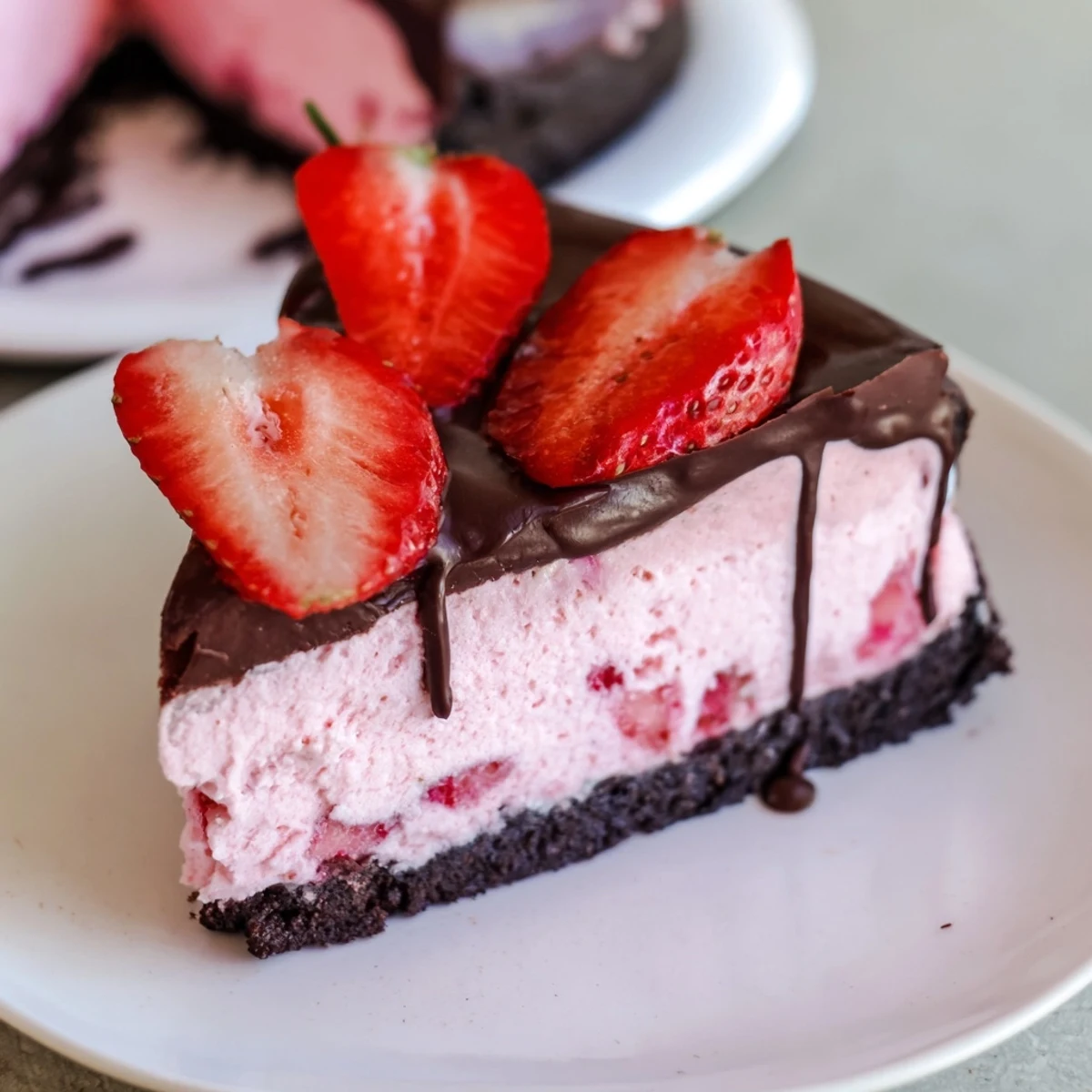 A creamy Chocolate Covered Strawberry Cheesecake with chocolate cookie crust, fresh strawberry slices, and rich chocolate ganache.